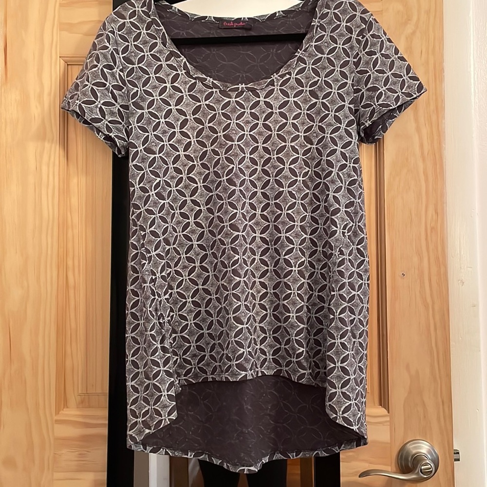 Short sleeve high low scoop neck tshirt with pattern